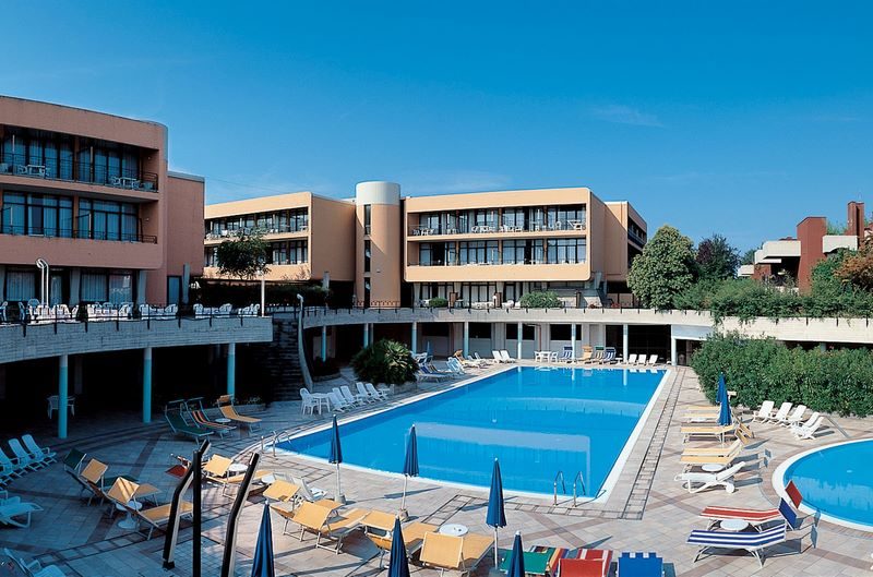 Hotel Residence HOLIDAY - POOL AREA (Copia)
