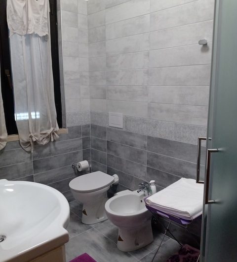 casa-patrizia-bagno grigio ok camera rose